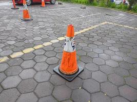 cono de seguridad rojo en el estacionamiento fuera del centro comercial foto