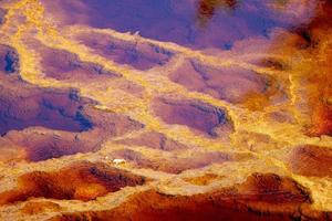 vista de la actividad minera en minas de riotinto en españa. paisaje de apocalipsis. color rojo del agua. extractivismo pueblo minero en andalucia. destrucción de la tierra. perturbación de la naturaleza. resumen. foto