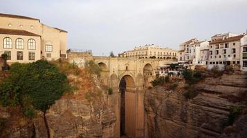 vista aérea de drones del puente nuevo, puente nuevo en ronda. pueblos blancos en la provincia de malaga, andalucia, españa. hermoso pueblo en el acantilado de la montaña. destino turistico foto