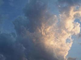 espectacular cielo azul al atardecer con fondo de nubes foto