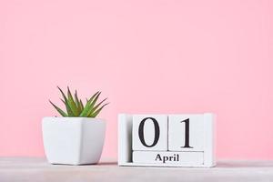 calendario de bloques de madera con fecha 1 de abril y planta foto