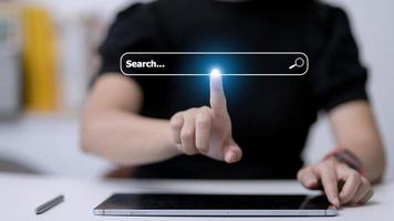 la gente usa una computadora portátil o una computadora para buscar información en la web de la sociedad en línea de Internet con el icono del cuadro de búsqueda y el espacio de copia. foto
