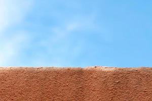 textura transparente de pared de cemento blanco y cielo una superficie rugosa, con espacio para texto, para un fondo. foto