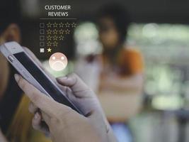 cliente de negocios infeliz con cara de emoción de tristeza en la pantalla del teléfono inteligente experiencia del cliente concepto insatisfecho, mala crítica, mal servicio no me gusta la mala calidad, baja calificación, las redes sociales no son buenas. foto