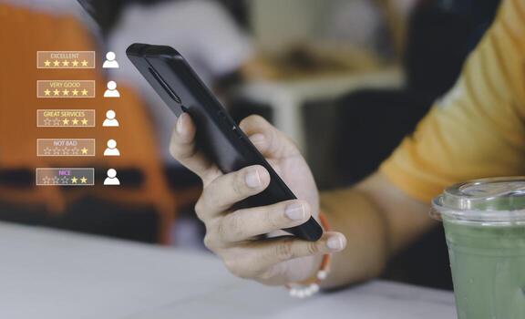 el hombre de negocios presiona a mano el teléfono inteligente para dar un símbolo de cinco estrellas del concepto de producto y servicio, experiencia de servicio al cliente, aumento, calificación y encuesta de satisfacción comercial. foto