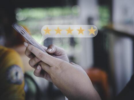 las mujeres de negocios presionan a mano el teléfono inteligente y dan un símbolo de cinco estrellas del concepto de producto y servicio, experiencia de servicio al cliente, aumento, calificación y encuesta de satisfacción comercial. foto