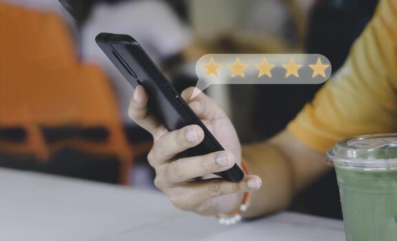 el hombre de negocios presiona a mano el teléfono inteligente para dar un símbolo de cinco estrellas del concepto de producto y servicio, experiencia de servicio al cliente, aumento, calificación y encuesta de satisfacción comercial. foto