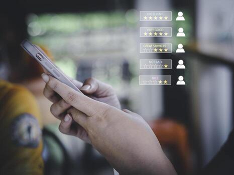 las mujeres de negocios presionan a mano el teléfono inteligente y dan un símbolo de cinco estrellas del concepto de producto y servicio, experiencia de servicio al cliente, aumento, calificación y encuesta de satisfacción comercial. foto