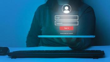mujer que muestra el inicio de sesión y la contraseña de la interfaz en la tableta. protección de datos y acceso seguro a internet. concepto de red de seguridad. foto
