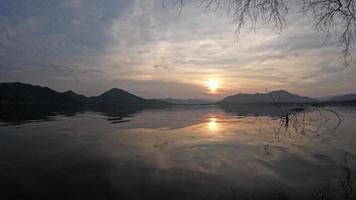 pôr do sol no reservatório de lam taphen, distrito de dan chang, província de suphan buri, tailândia video