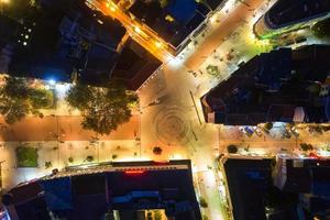 varna, bulgaria - 28 de octubre de 2019, vista aérea desde el dron del centro y calles iluminadas de la ciudad de varna por la noche foto