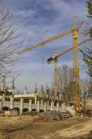 sitio de construcción con grúas y edificio foto