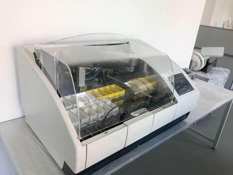 An automatic apparatus for multicolor staining, supports standard histological staining protocols and special ones, which can be performed either separately or in combinatio photo