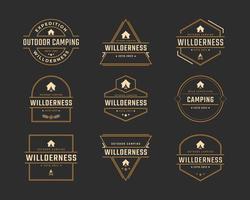 emblema de insignia retro vintage logotipo de camping de montaña con diseño de silueta de tienda estilo lineal vector