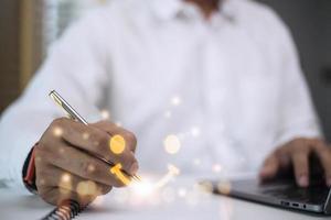 el consumidor respondió la encuesta de forma conceptual. el cliente crea un símbolo sonriente de cara feliz con un bolígrafo digital. la noción de felicidad del cliente y experiencia de servicio. foto