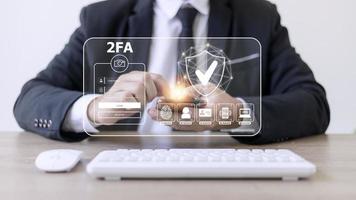 2fa aumenta la seguridad de su cuenta, pantalla de computadora portátil de autenticación de dos factores que muestra un concepto 2fa, datos de protección de privacidad y ciberseguridad. foto