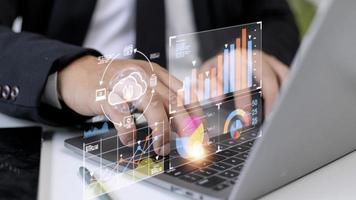 analista que trabaja con análisis de negocios y sistema de gestión de datos en la computadora, haga un informe con kpi y métricas conectadas a la base de datos. estrategia corporativa para finanzas, operaciones, ventas, marketing. foto