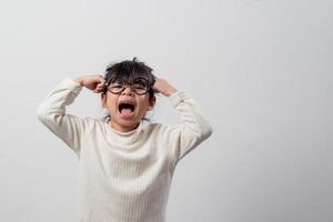 niña triste sostiene su cabeza. niña sintiéndose enferma, con dolor de cabeza. foto