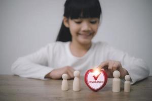 seguro de atención médica, seguro de vida familiar e infantil concepto de negocio de atención médica con una niña asiática feliz. foto