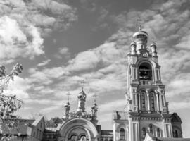 Cruz de la iglesia cristiana en alta torre campanario para la oración foto