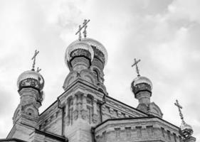 Cruz de la iglesia cristiana en alta torre campanario para la oración foto