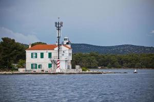 pequeño faro en la entrada de la bahía de sibenik, croacia foto