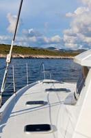el yate blanco flota junto al mar azul en croacia foto