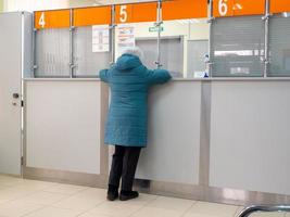 el hombre en la caja. servicio en caseta en la recepción de funcionarios. cita con un especialista. foto