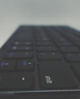 esta es una foto de cerca de un teclado plegable portátil.