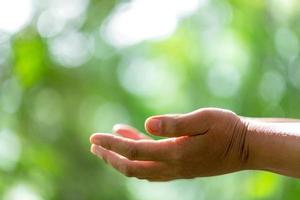 mano para el medio ambiente, social y gobernanza en negocios sostenibles y éticos sobre fondo verde. foto