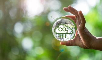 desarrollar conceptos de co2 sostenibles y reducir las emisiones de co2 y la huella de carbono para limitar el calentamiento global y el cambio climático. gestión ambiental sostenible, efecto invernadero a partir de energías renovables foto