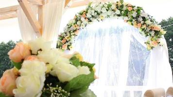 bruiloft decoratie met bloemen, bruiloft ringen video