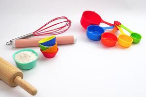 conjunto de utensilios de cocina e ingredientes para panadería sobre fondo blanco. foto