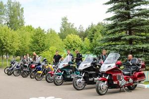 muchos motociclistas motociclistas con motocicletas coloridas en el estacionamiento. minsk, bielorrusia, 28.0.2018 foto