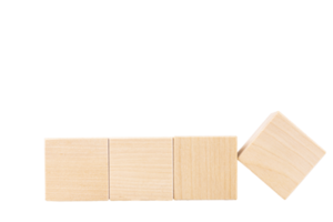 quatro cubos de madeira, um cubo virado. fundo isolado transparente. copie o espaço. png