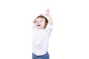 Junge mit blonden Haaren lächelnd und Emotionen im Gesicht und erhobenen Händen, zwei Jahre alt. transparenter Hintergrund. png