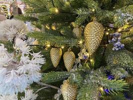 árbol de navidad decorado con juguetes de bolas doradas y azules en un fondo de hadas borroso, brillante y fabuloso con hermoso bokeh, espacio de copia, formato de banner foto