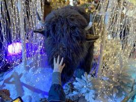 toro de juguete año nuevo chino 2023. feliz navidad y fondo de año nuevo. primer plano, enfoque selectivo. foto