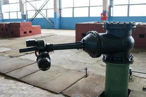 una gran válvula de compuerta de hierro negro con accionamiento eléctrico en una planta industrial foto