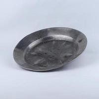 plato de zinc esmaltado aislado en un fondo blanco foto