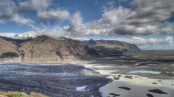 video hd de nubes de lapso de tiempo sobre una cordillera y un glaciar en islandia. hdr, video de lapso de tiempo hd