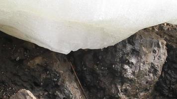 Eis schmilzt auf Felsen video