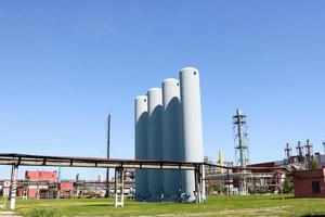 una gran instalación industrial tecnológica de hormigón en una refinería petroquímica química con tuberías capacitivas por bombas compresores intercambiadores de calor por tuberías y edificios foto