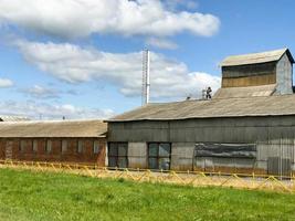 gran edificio agrícola agrícola con equipos, casas, graneros, granero foto