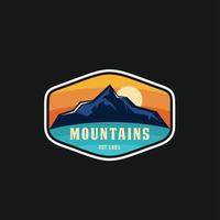 emblemas de viajes de montaña. emblema de aventura al aire libre para acampar, placa y parche con el logotipo. turismo de montaña, senderismo. etiqueta del campamento de la jungla en estilo vintage vector