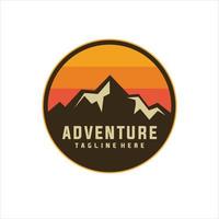 emblemas de viajes de montaña. emblema de aventura al aire libre para acampar, placa y parche con el logotipo. turismo de montaña, senderismo. vector