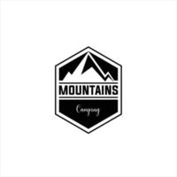 insignias de concepto de aventura al aire libre, emblema de campamento de verano, logotipo de viaje de montaña vector