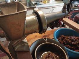 exprimir jugo de uva con una picadora de carne manual de tornillo foto