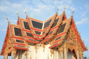 vista lateral de la iglesia en el templo de chulamanee, provincia de samut songkhram. tailandia foto