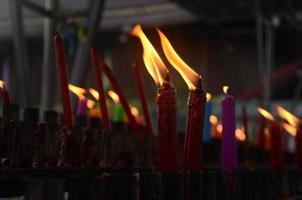 velas rojas encendidas. vela para orar a Buda o dioses hindúes para mostrar adoración. foto